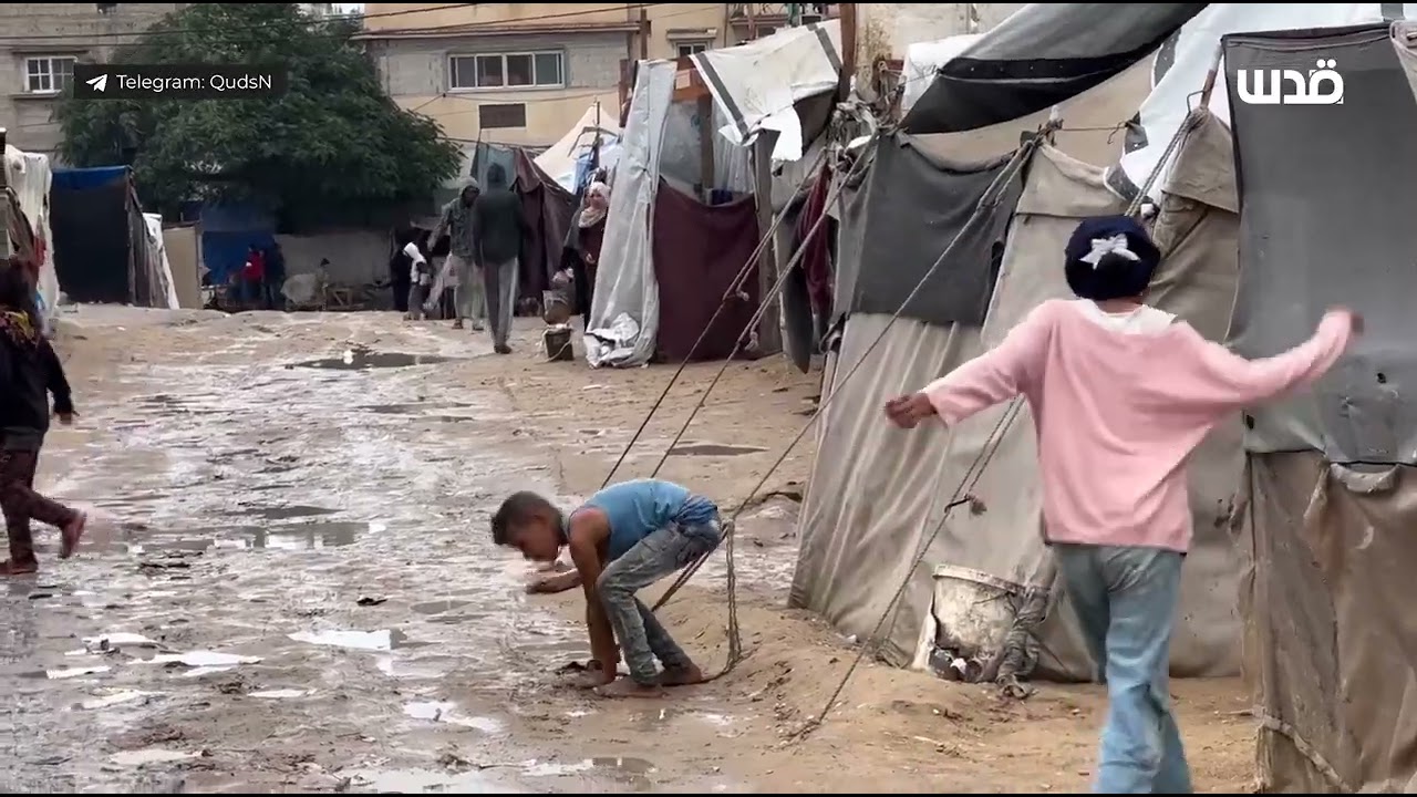 معاناة النازحين الفلسطينيين في الخيام مع دخول فصل الشتاء واستمرار الحرب