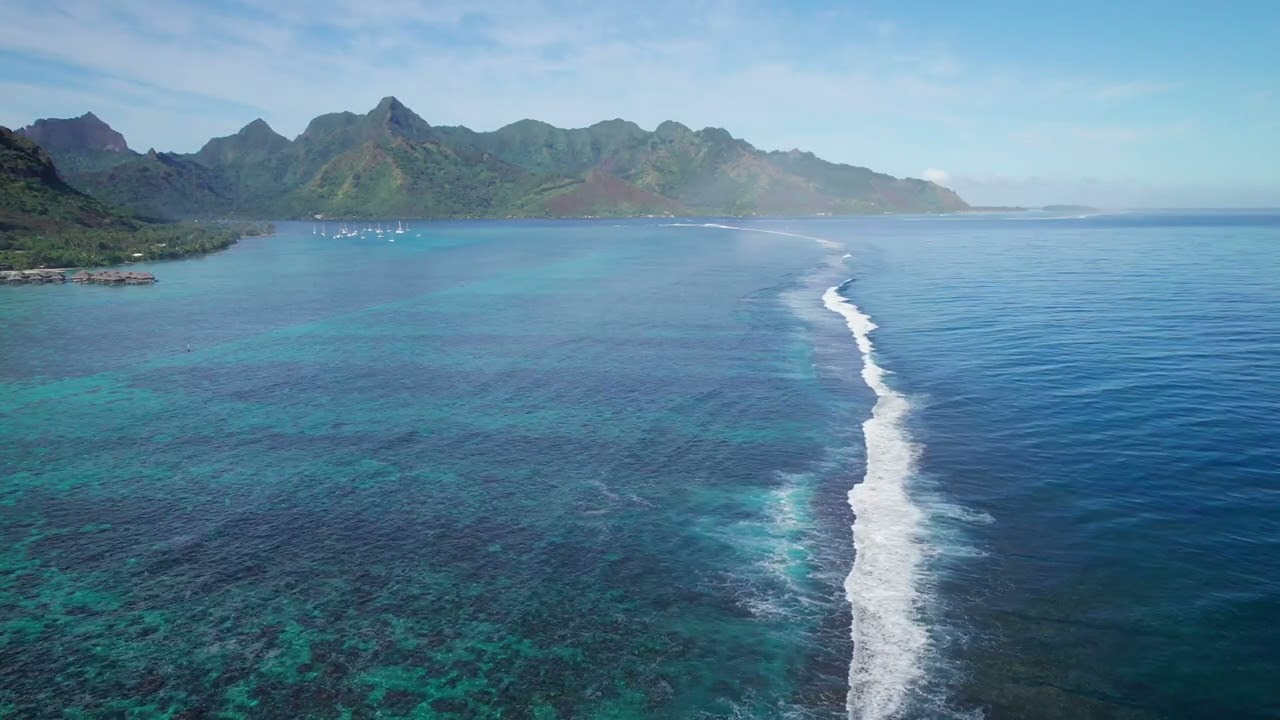 Survol magique de Moorea – De la montagne au grand bleu - Drone 4K