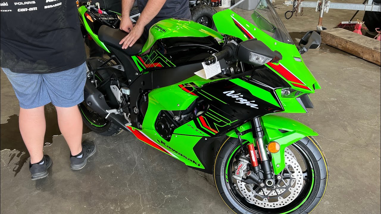 РАСПАКОВЫВАЮ НОВЫЙ Kawasaki ZX-10R 2023 года...Первые впечатления...Обсуждение модификации...