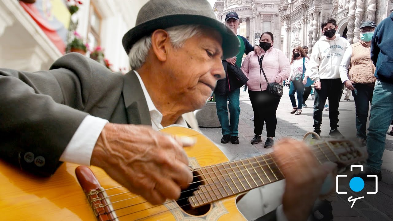 Con 70 AÑOS enamora a las calles con su GUITARRA