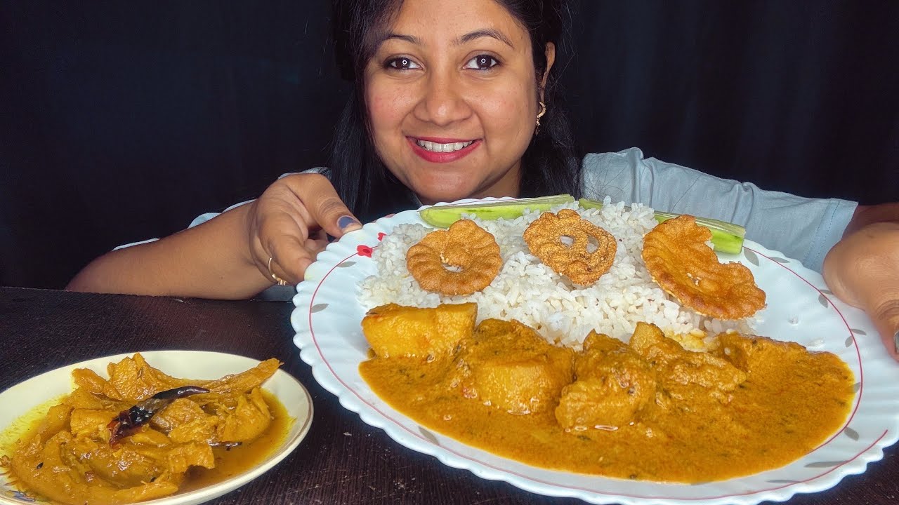 মায়ের হাতে স্পেশাল আলুর দম দিয়ে খেলাম আজ 🤤🤤