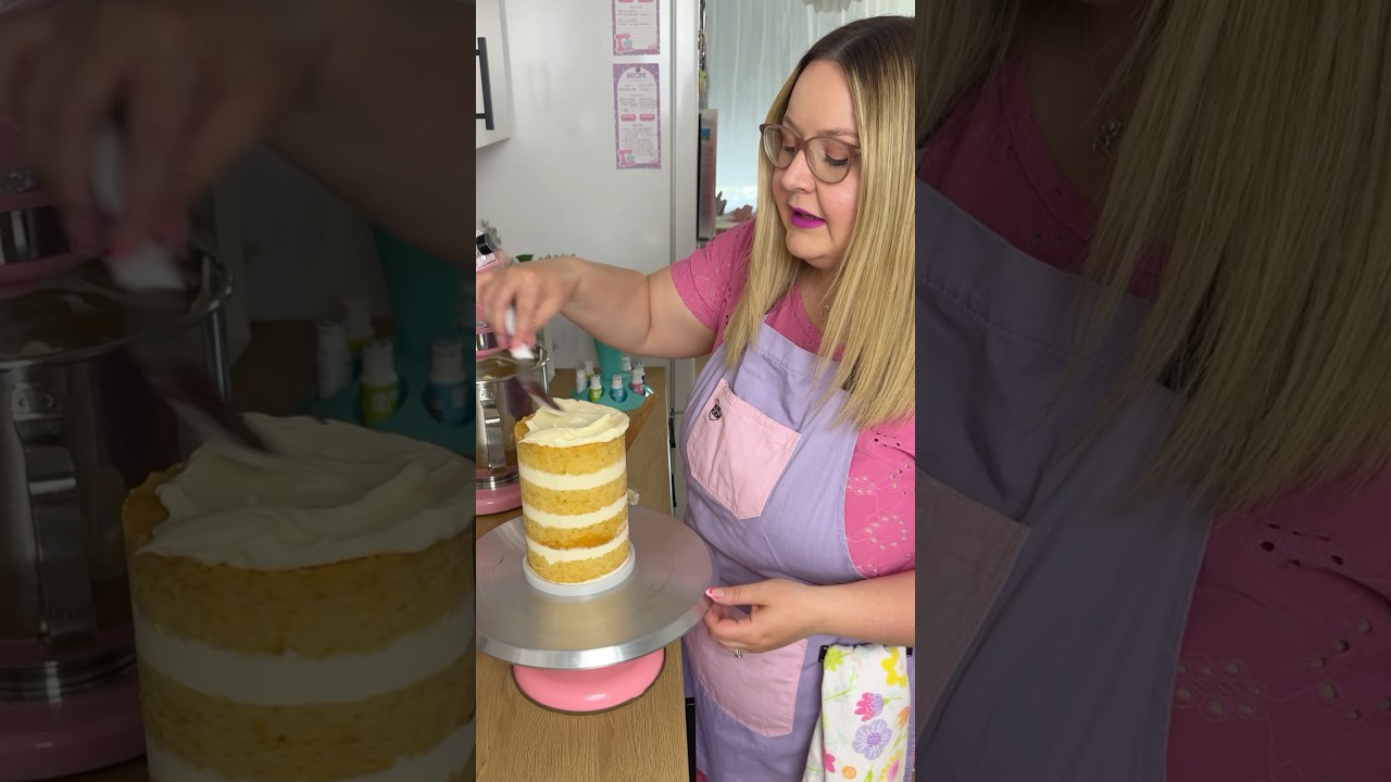 How to Crumb Coat your Cakes like a Pro! 🍰 www.frostform.com 🌎