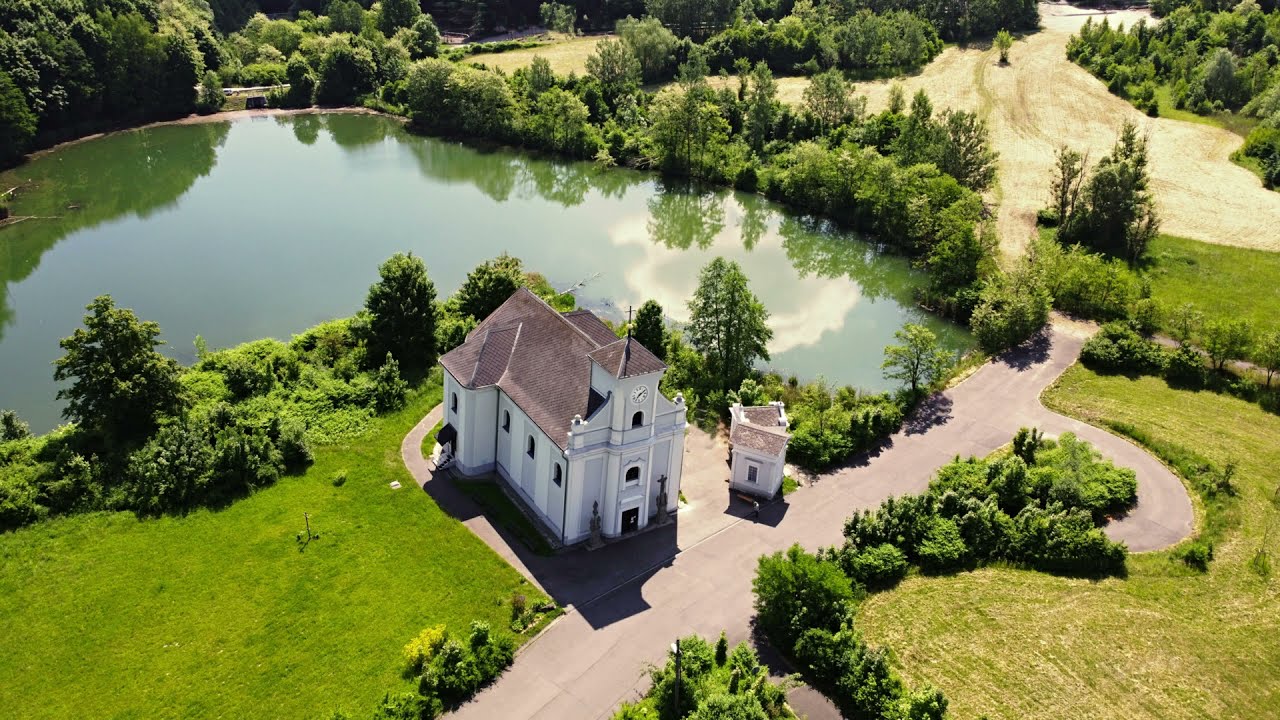 Šikmý kostel svatého Petra z Alkantary