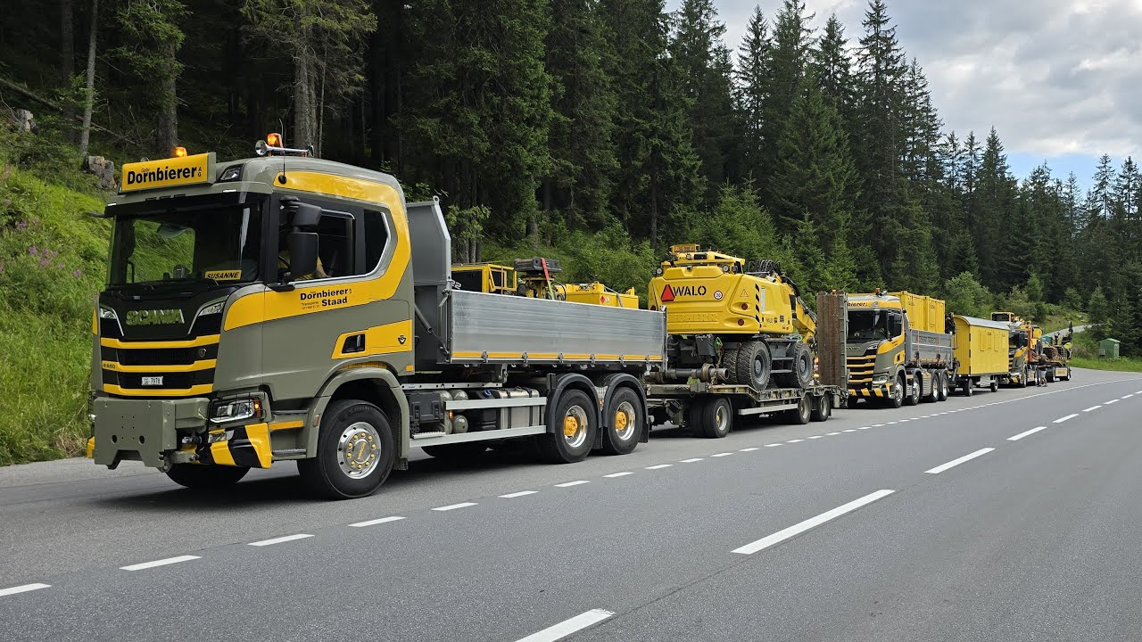 Mit Baustellen-Installation über den Flüelapass im Convoi