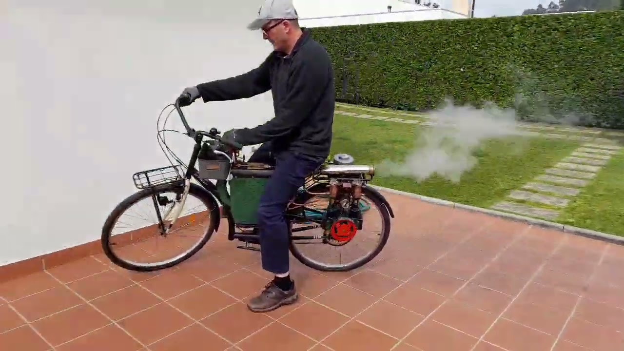 Steam bicycle.  Bicicleta movida a vapor Fonte Coberta Barcelos. Dampffarrad 