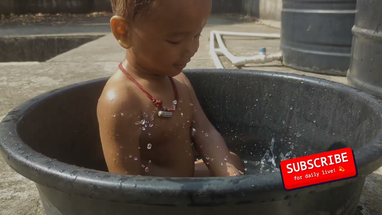 बेबी वाला वीडियो । छोटा Baby Enjoy playing with water #cute #baby #babycare #cutestbaby #babysmile
