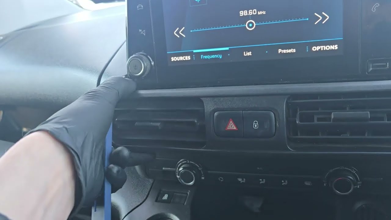 Radio hard reset & screen removal Peugeot partner / citroën berlingo mk3