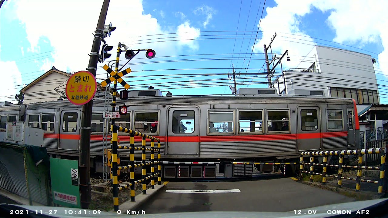 北陸鉄道鉄浅野川線 割出駅踏切通過待ち(旧型車両) 2021/11/26
