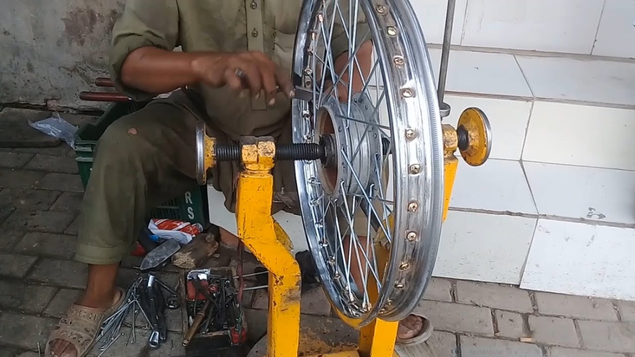 How to spoke a motorcycle wheel