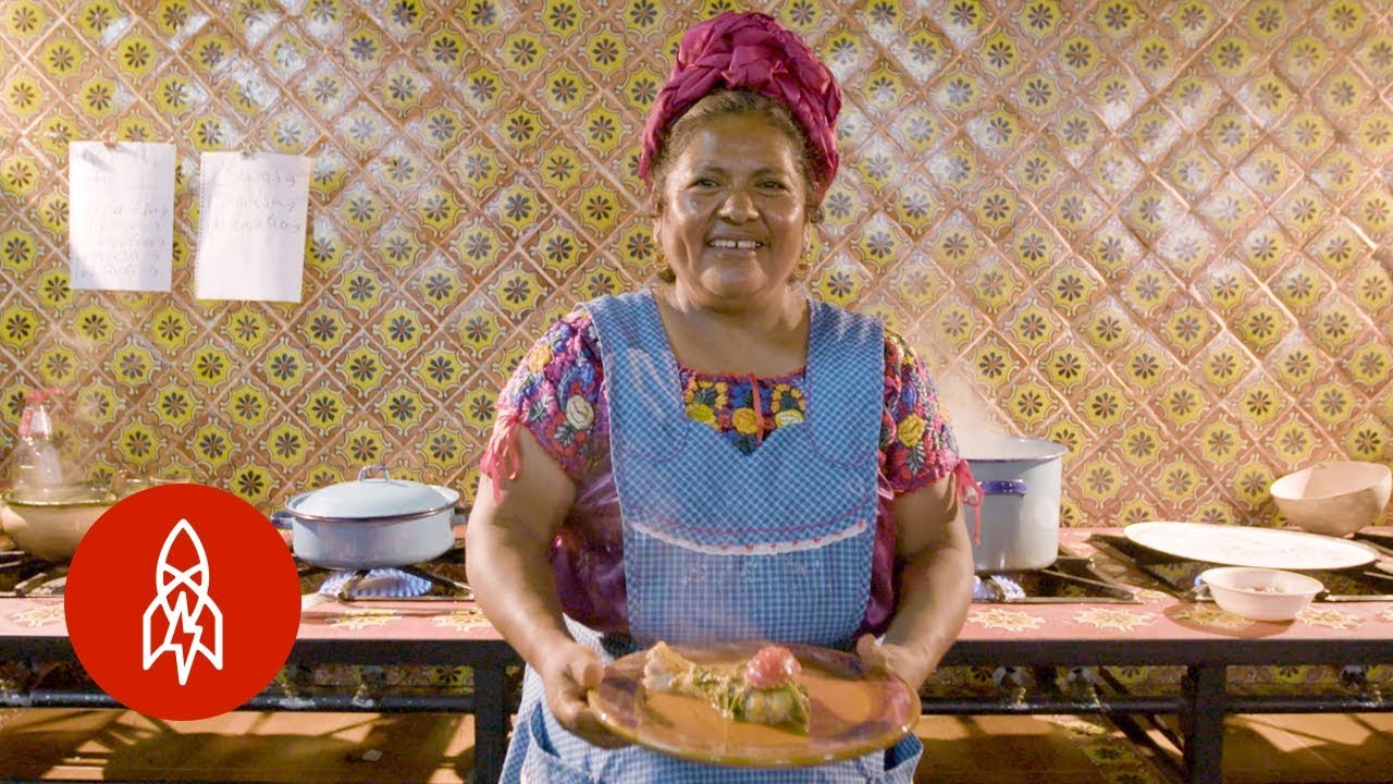 La mujer que prepara comida prehispánica zapoteca