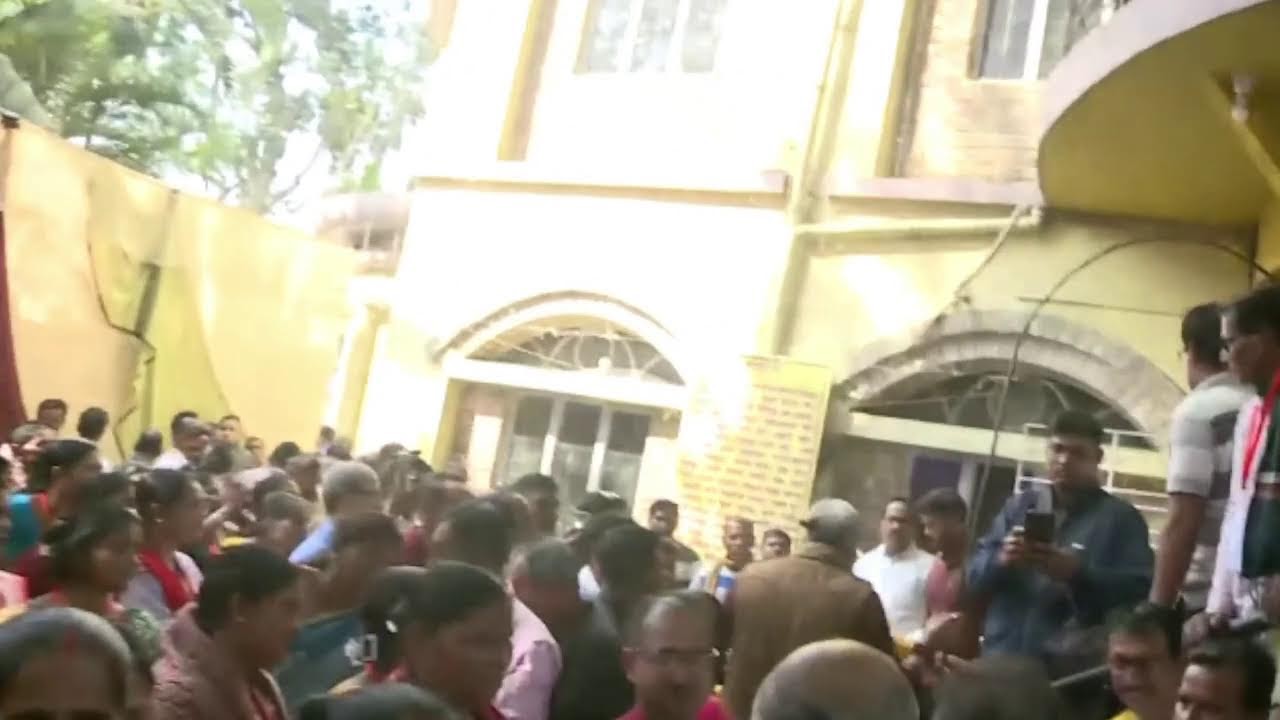 প্রদেশ তাঁত শিল্পী সম্মেলনে উপস্থিত রয়েছেন গিরিরাজ সিং মহাশয় এবং শ্রী শমীক ভট্টাচার্য্য।