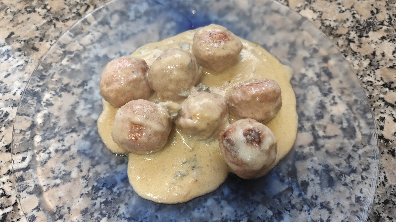 Albóndigas en salsa de queso azul