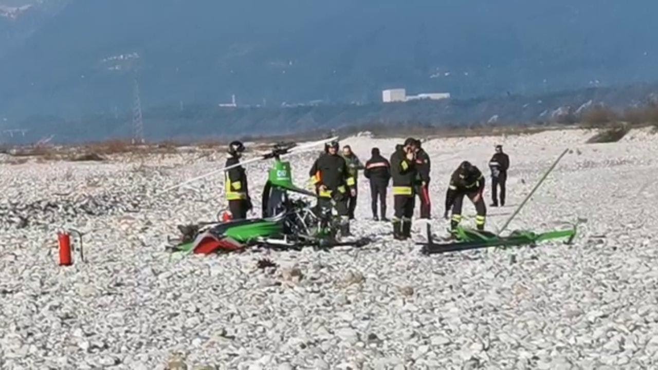 Elicottero precipita sul greto del Meduna: le immagini del recupero dei veicolo