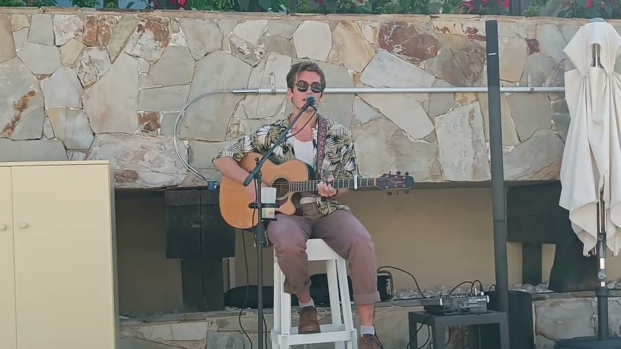 Kirzy music Harry Plying live music in corralejo in fuerteventura in December 2025 