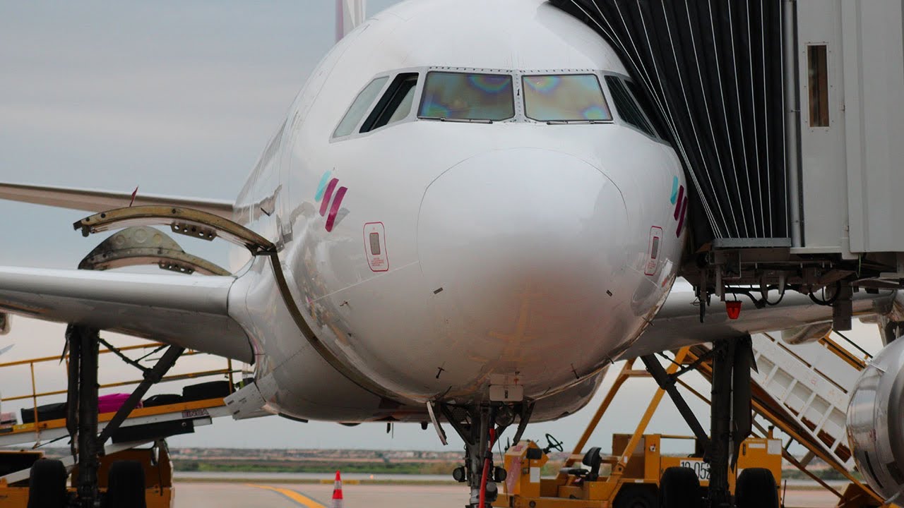 (Airside) Eurowings A320 turn around faro (airside vid)