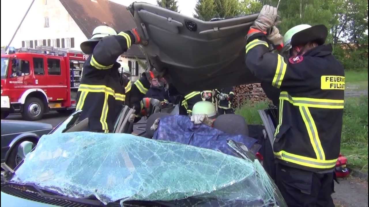 Im Unfall-Auto eingeklemmt: So befreit Feuerwehr Menschen