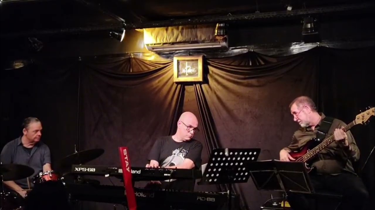 Beto Bertrami Trio no Teatro da Rotina - Trecho de 3 músicas 