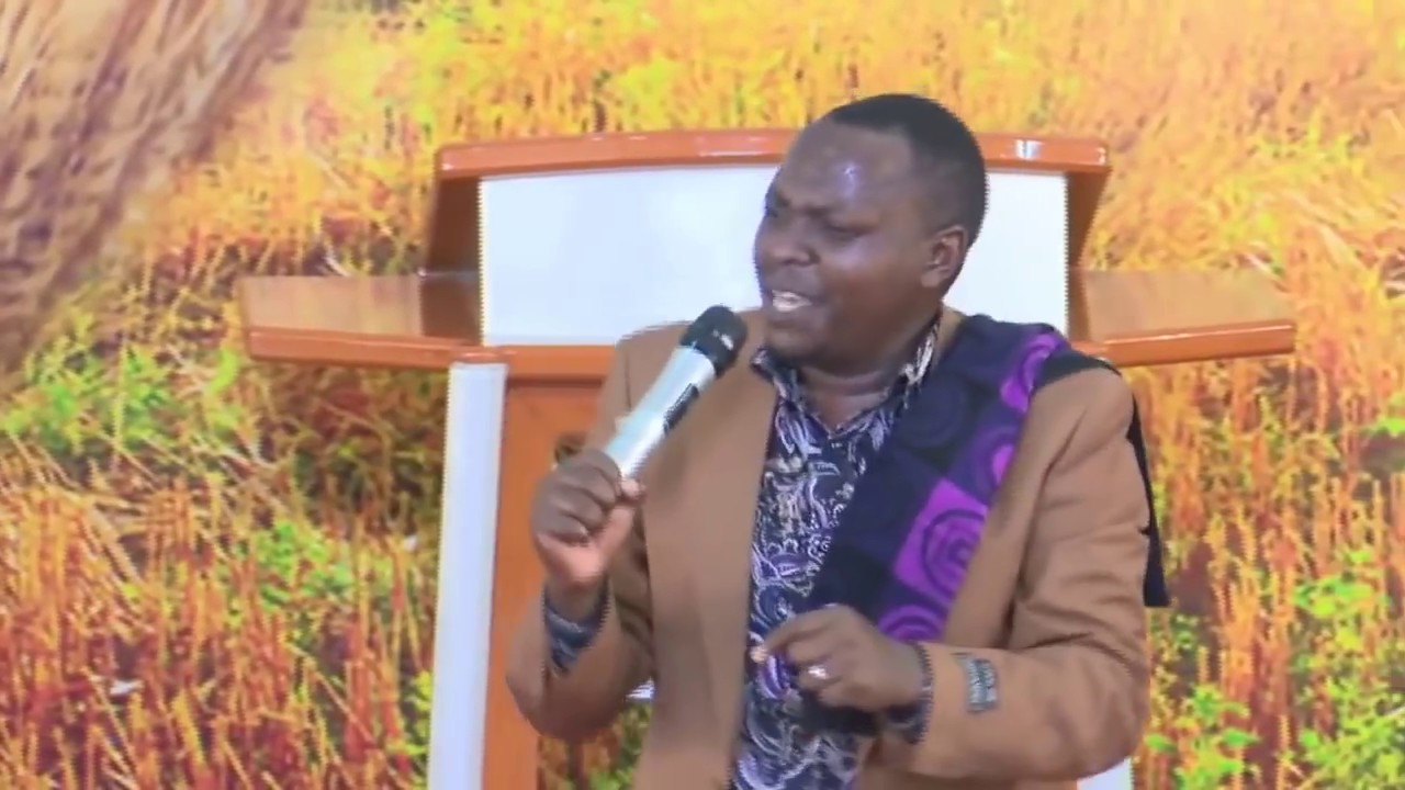 Chris Mwahangila  -  MUNGU NI MUNGU    (Official Live Performance)