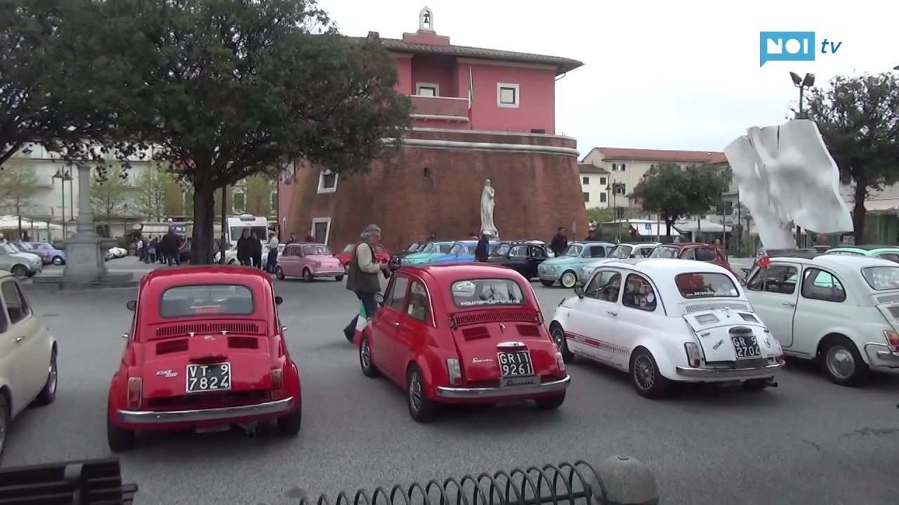 Raduno storico di Fiat 500 per celebrare i 61 anni dalla sua nascita