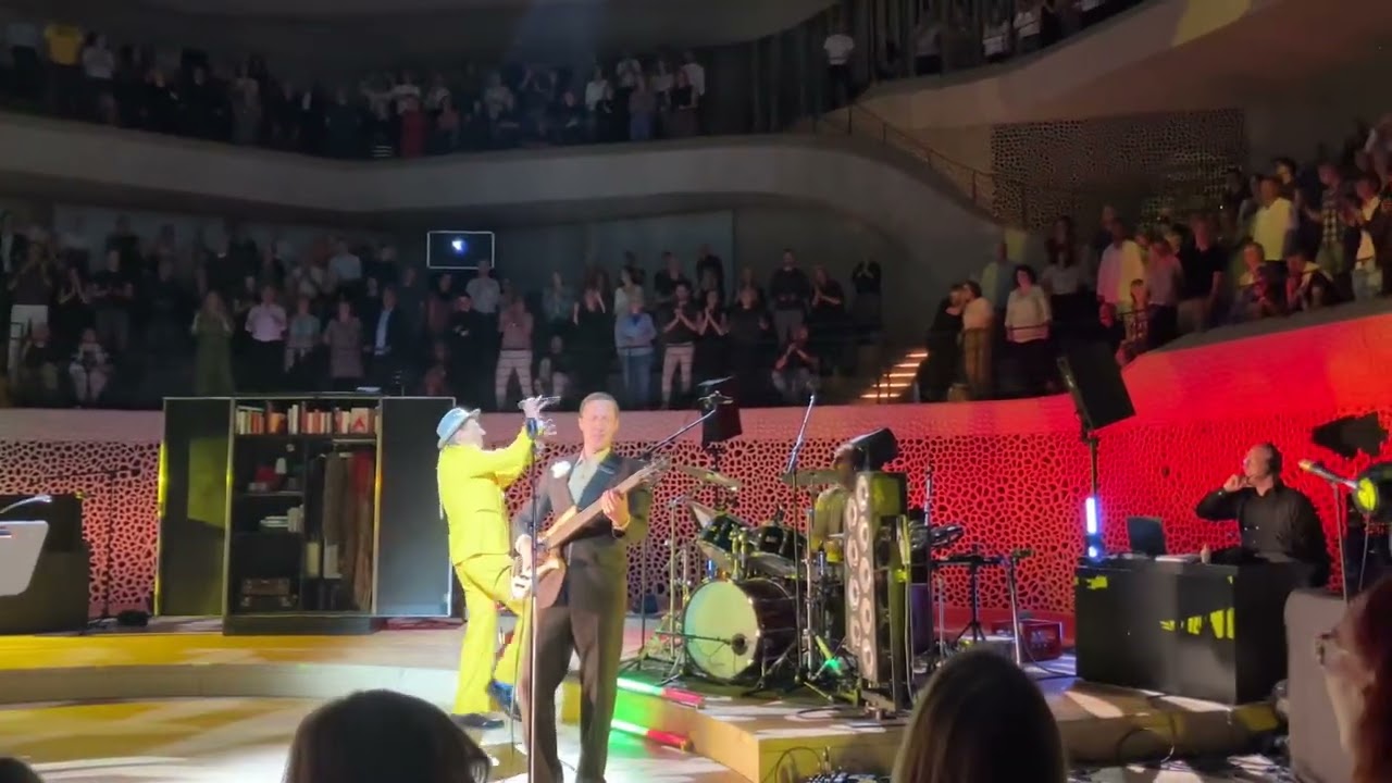 Heroes:Alexander Scheer singt David Bowie- „Let‘s Dance“