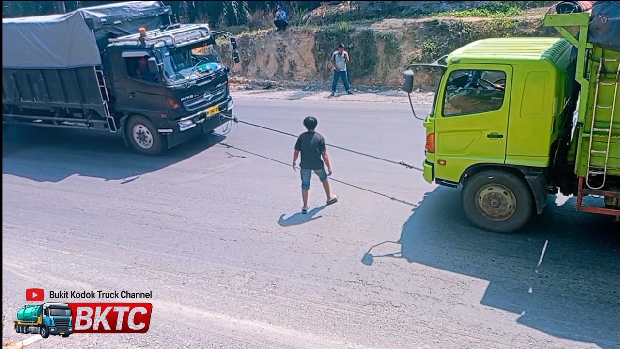Truck Hino Tarik Mundur Di Tanjakan Bukit Kodok || Truck Moment 