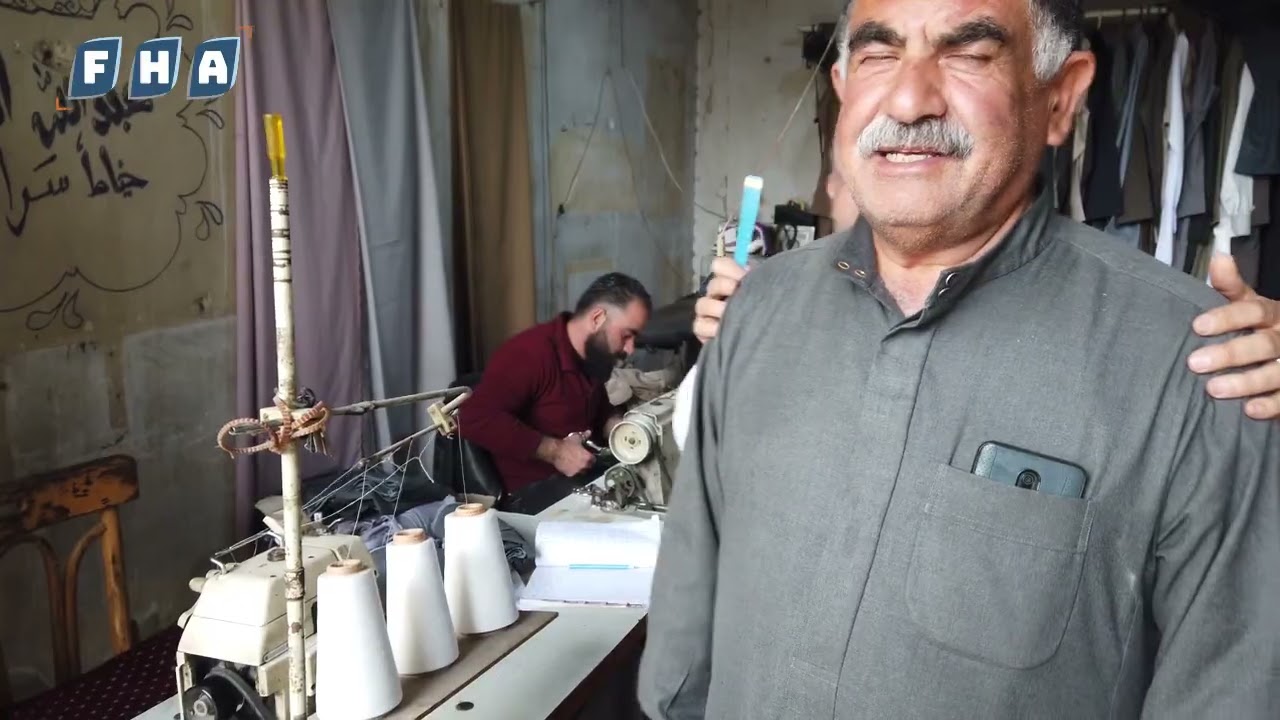عبدالله العيسى يعمل في مهنة خياطة الجلابيات بمدينة الباب ويتقن هذه المهنة التي ورثها عن والده