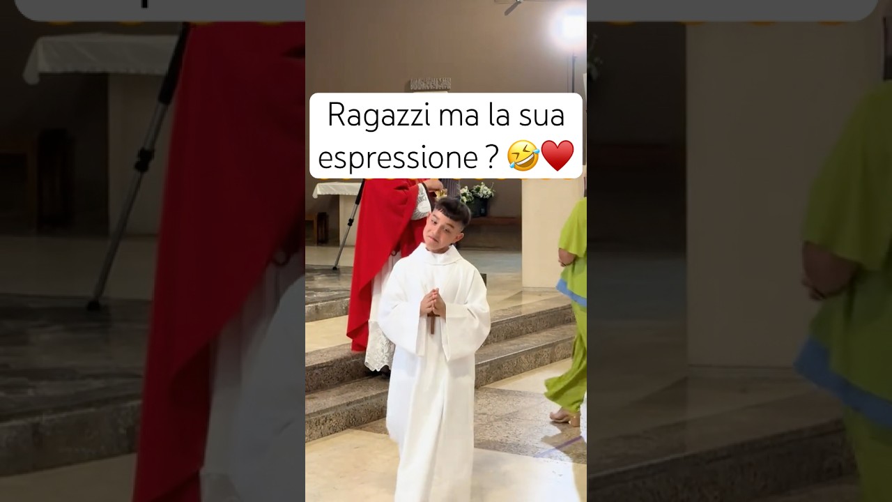 La prima #comunione 🤩 #reaction #chiesa #ostia #bambini #celebrazione #prete #sorpresa #divertente