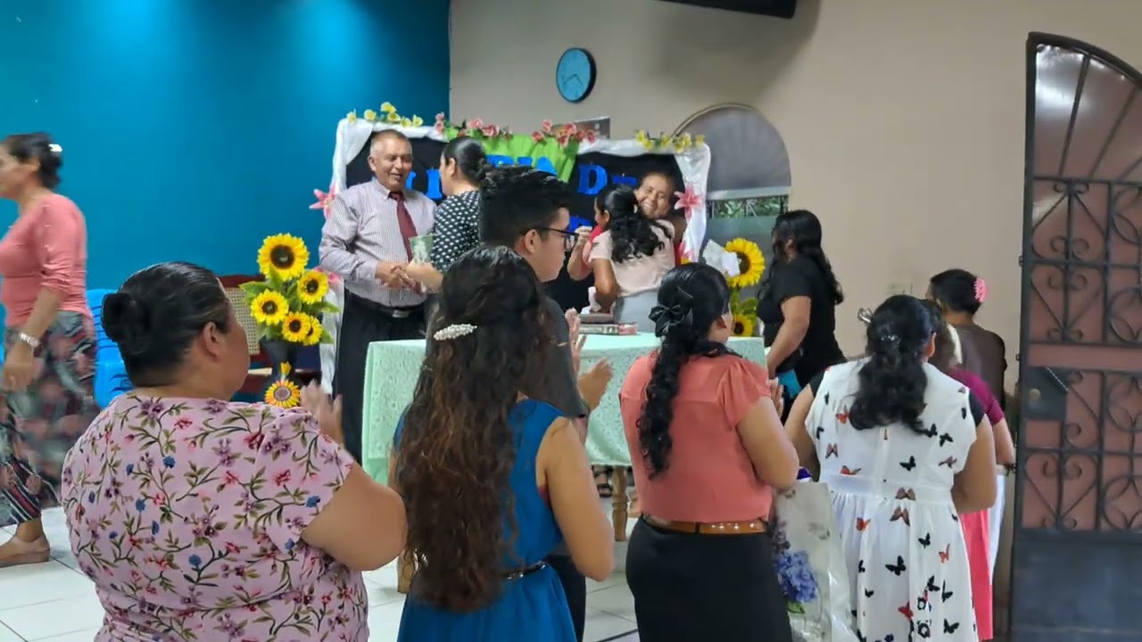 Nuestro pastor Marcos Melara recibiendo la felicitaciones de parte de sus miembros
