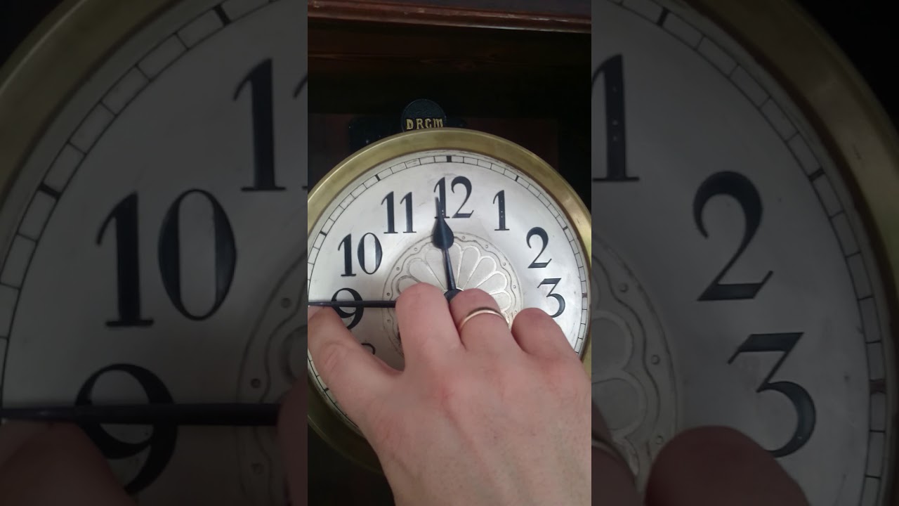Kienzle. Kwadransowy zegar ścienny. Wybija co 15 minut. Orzechowa skrzynia.