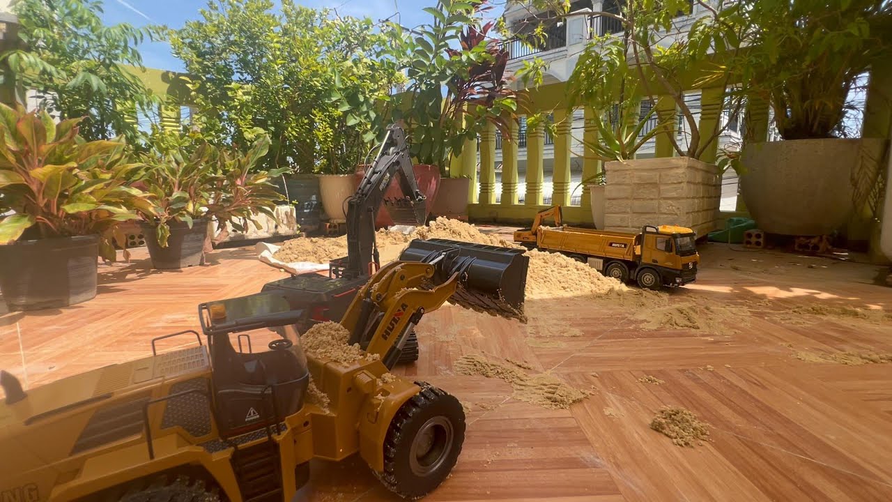 EPIC RC Construction Site! Huina Dump Trucks & VermoCrawler in Action