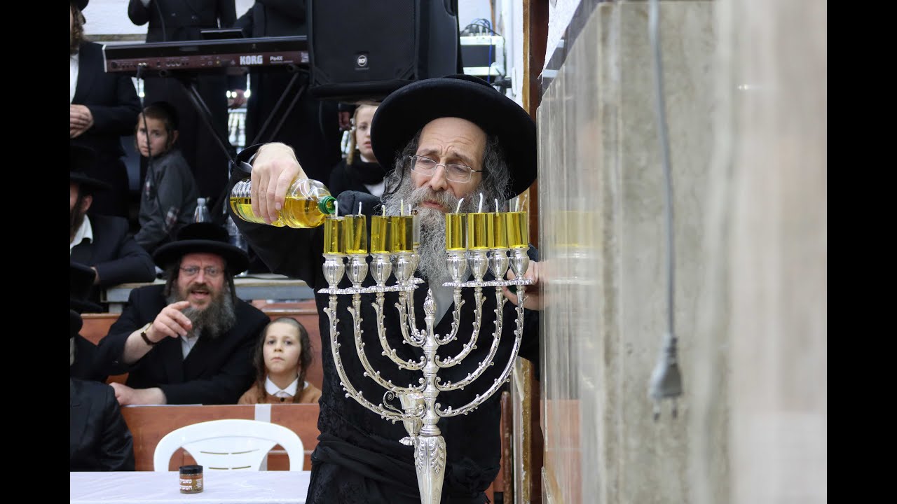 הדלקת נר ח' דחנוכה. אם ר' מיילך בידרמן,  תשפ