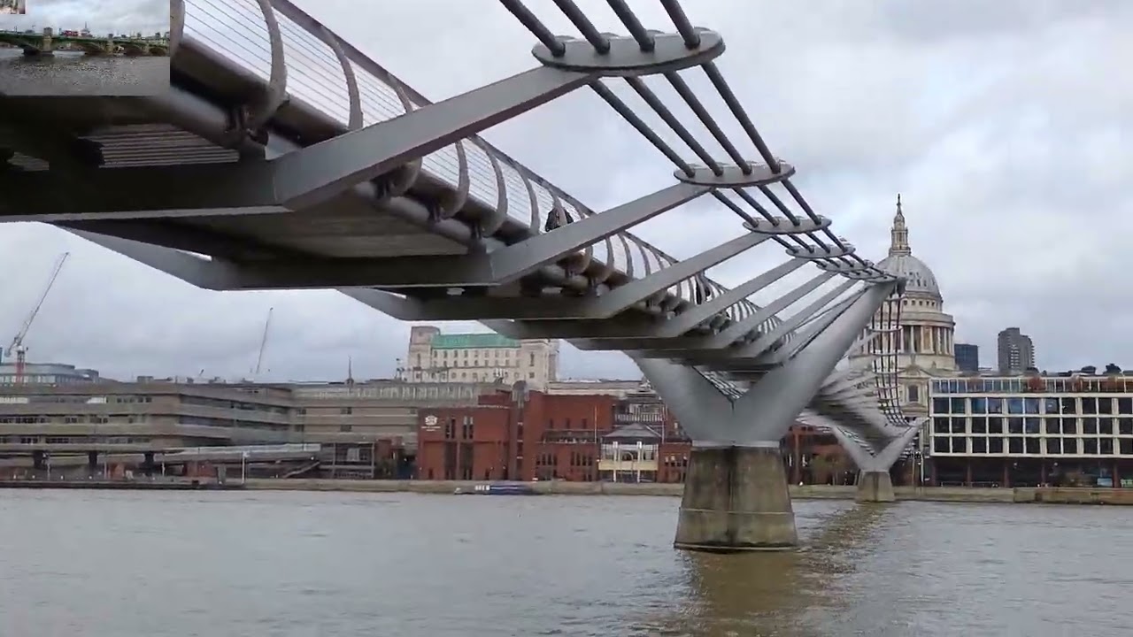501 Between Southwark Bridge and Blackfriars Railway Station