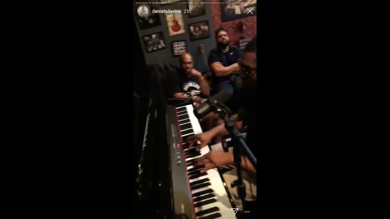 Stories Instagram: Daniel Silveira e Jhour Bayron - Em tuas mãos/Há um lugar pra mim.