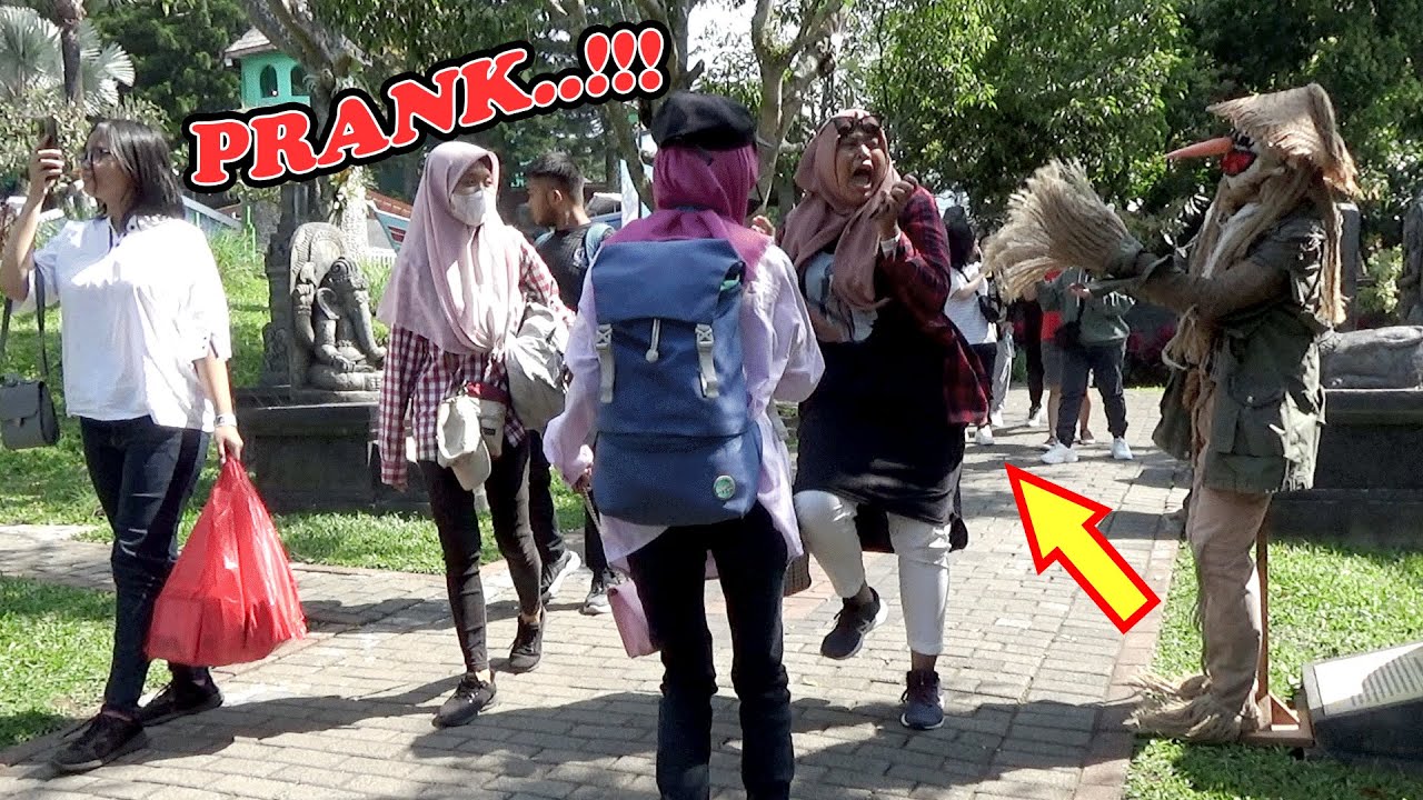 PRANK BONEKA HIDUP DI WISATA JATIM PARK 1 !! SCARECROW PRANK