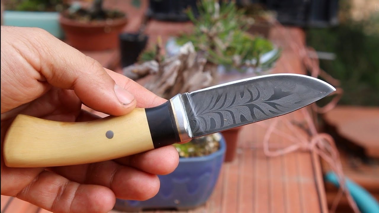 Damasco patrón pluma retorcido 
