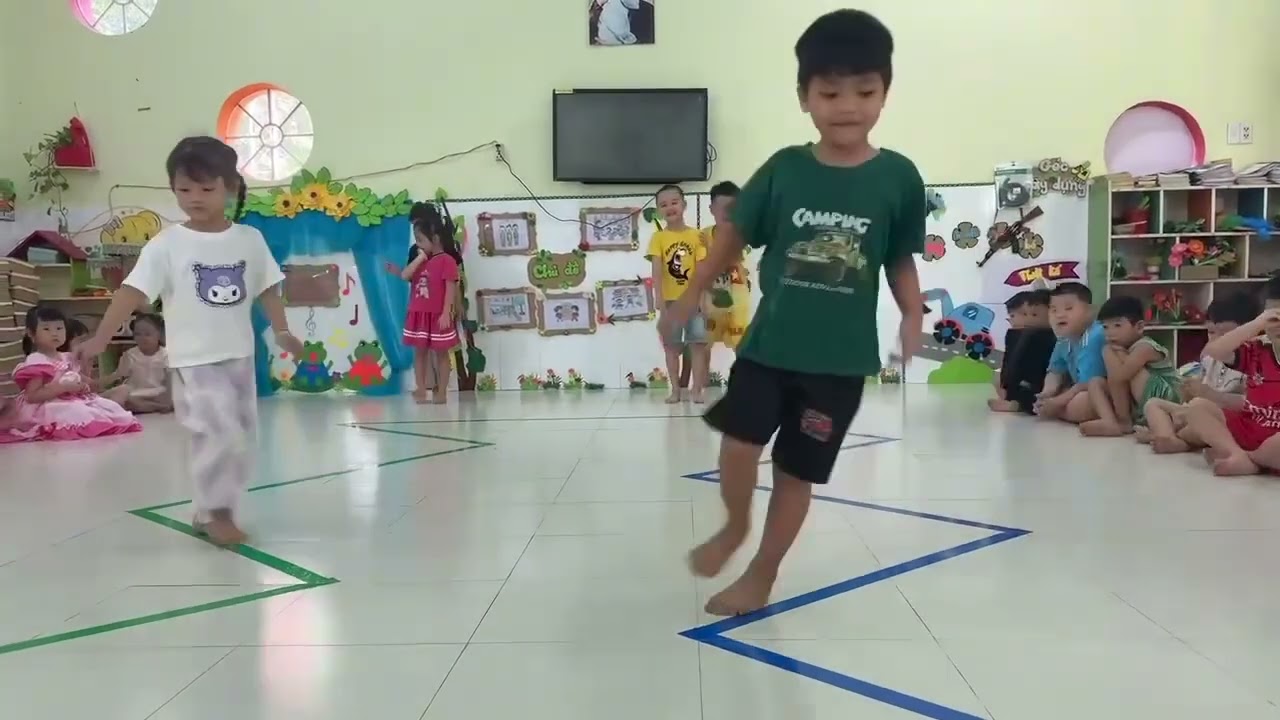 Đi theo đường dích dắc - Lớp Lá 2