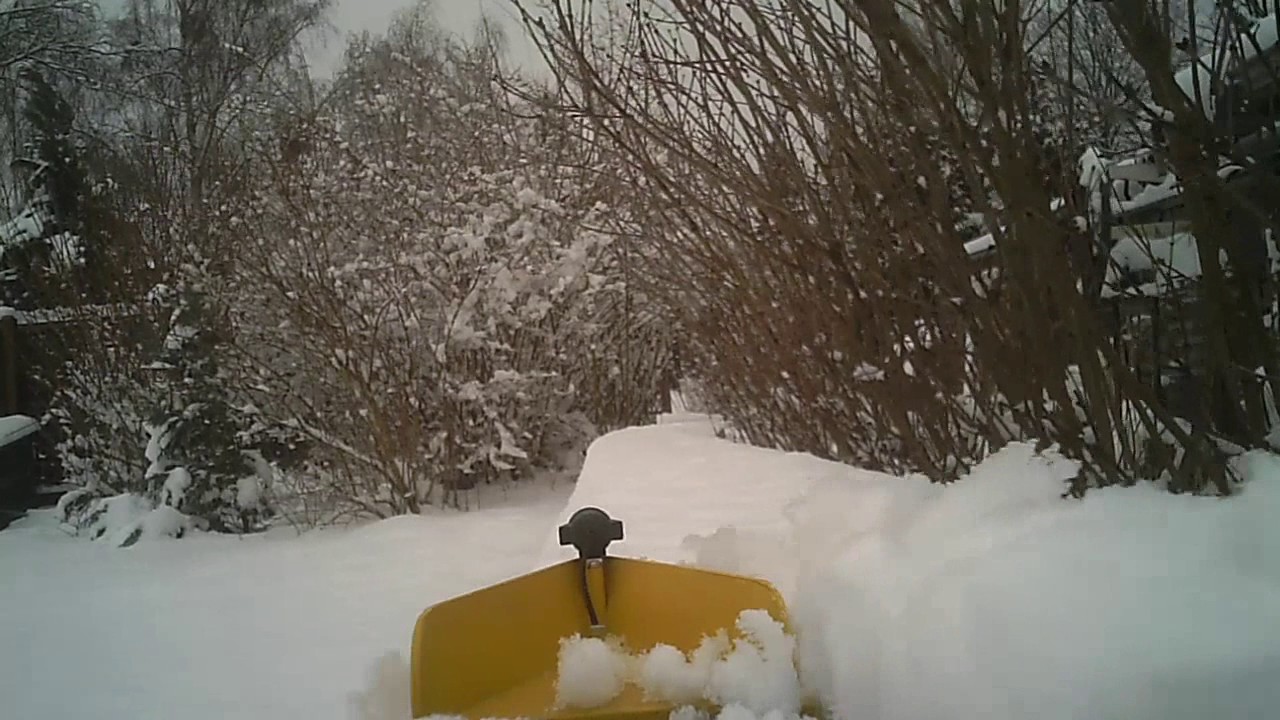 Gartenbahn und Schnee ,da muss der Schneepflug ran