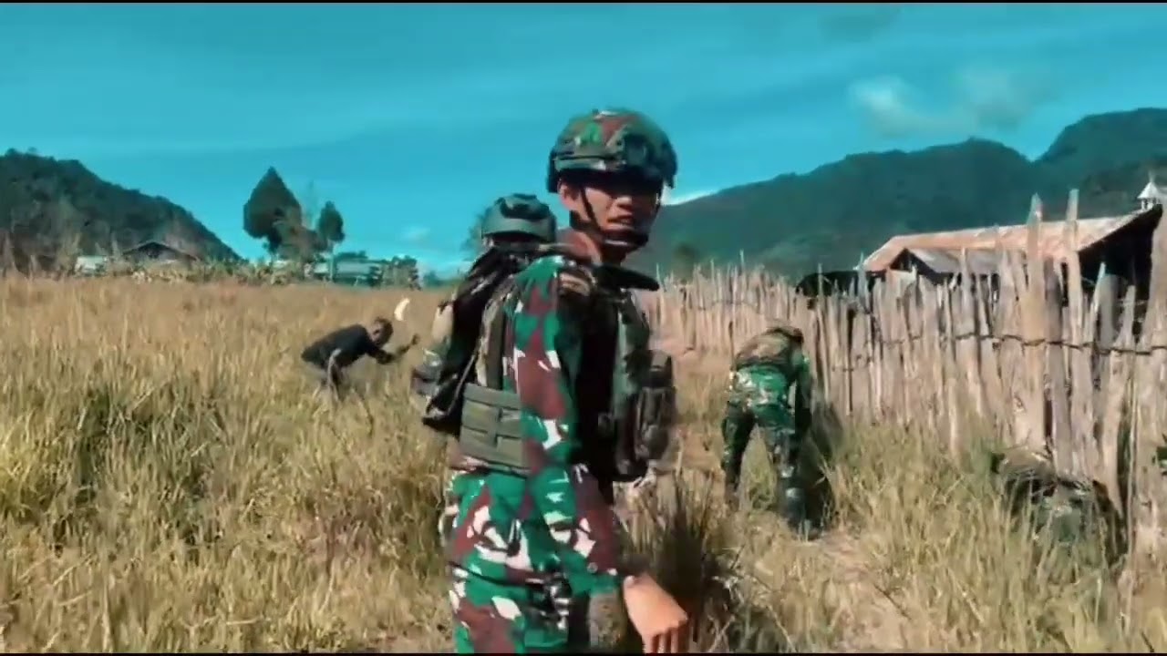 MENERANGI HARAPAN MASYARAKAT PAPUA, POS KOMOPA BANTU PEMASANGAN TIANG LISTRIK DISTRIK ARADIDE