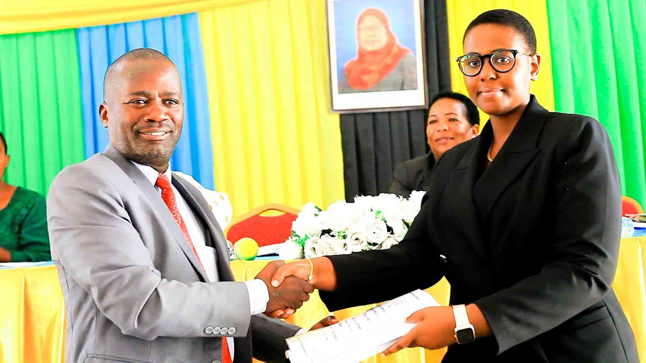 MKURUGENZI WA MANISPAA YA SINGIDA JOANFAITH AKABIDHIWA OFISI RASMI ,JESHI LUPEMBE ATIA NENO