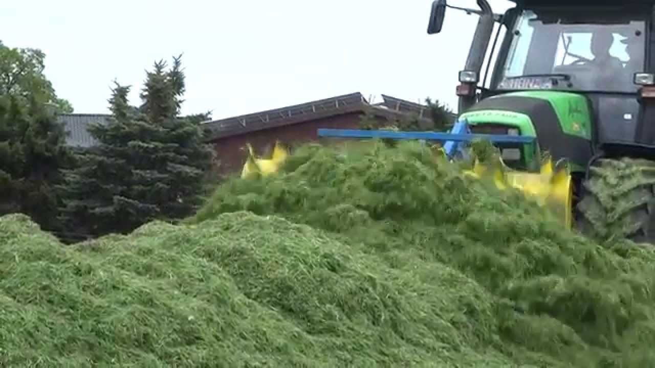 Sianokiszonka w pryzmę, John Deere, kiszonka z trawy, Niemcy 2015