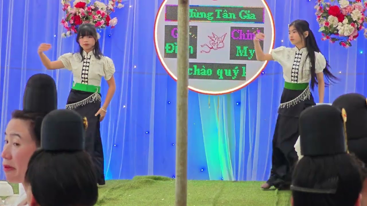 2 cháu chúc mừng tân gia anh chị.  1 điều nhảy hit hót