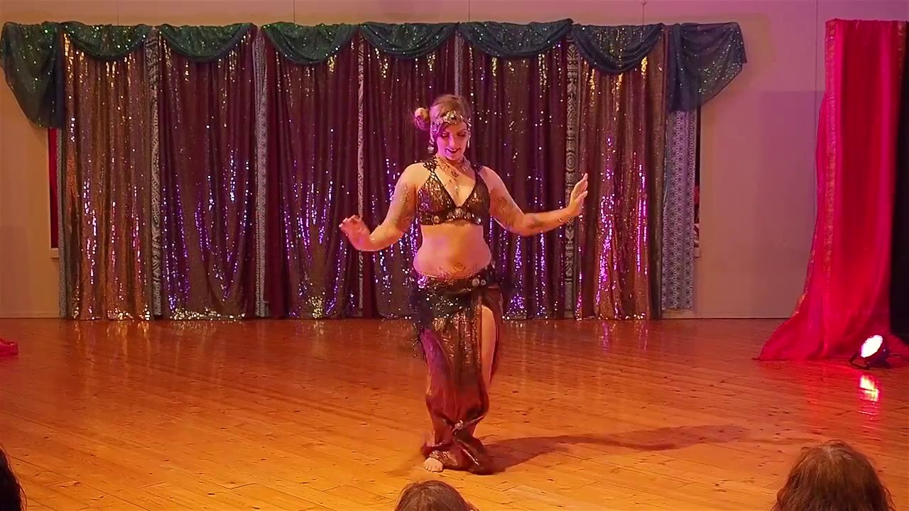Kami Liddle performs at the Hawaii Bellydance Retreat, 2017