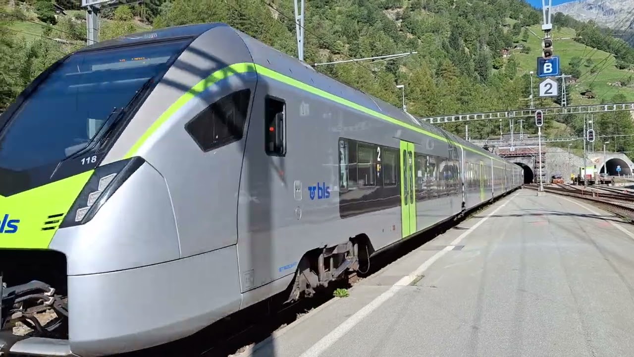 Züge der BLS Mika und Autoferlad/Einfahrt und Ausfahrt beim Bahnhof Koppenstein VS