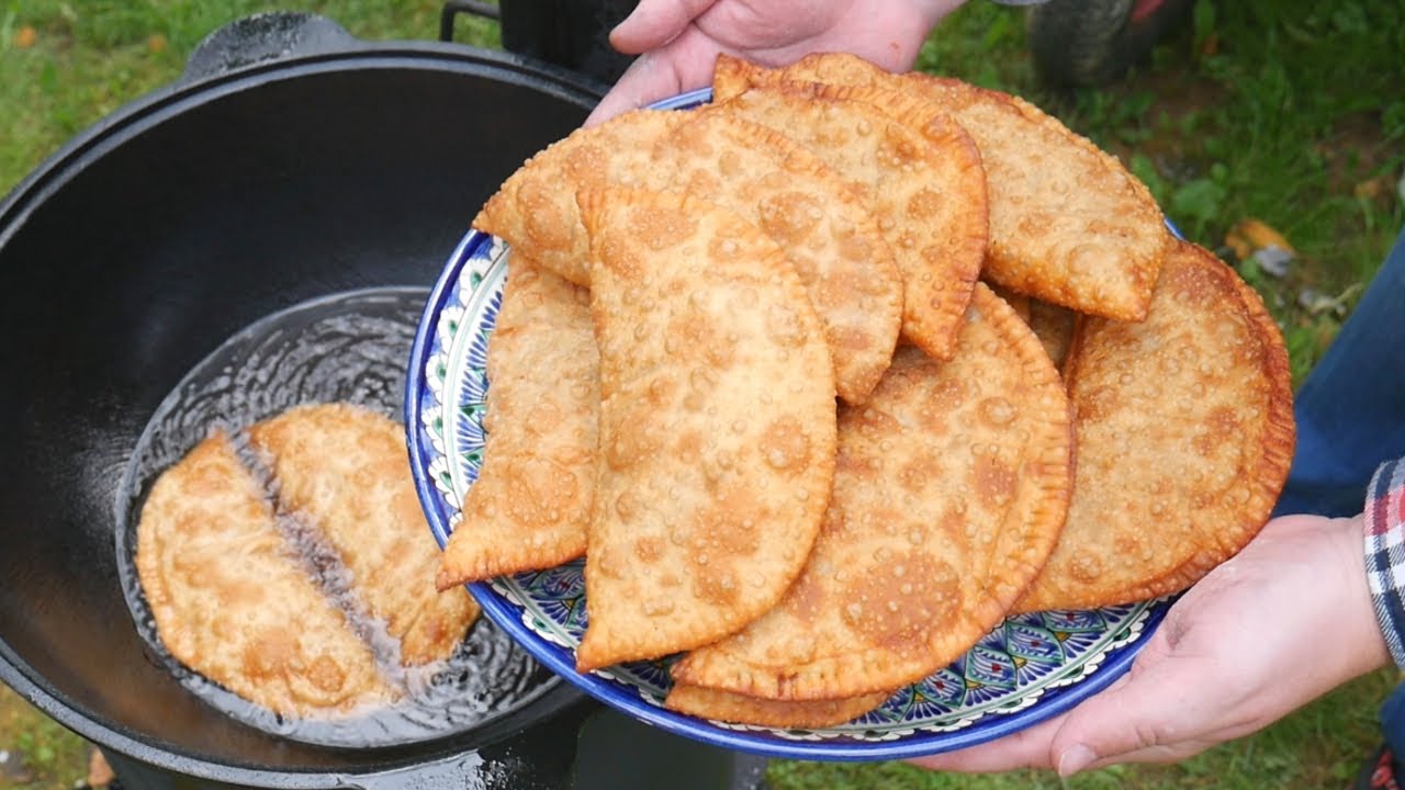 ЧЕБУРЕКИ сочные, хрустящие. НАСТОЯЩИЕ чебуреки В КАЗАНЕ НА КОСТРЕ. Рецепт ИДЕАЛЬНОЕ тесто.