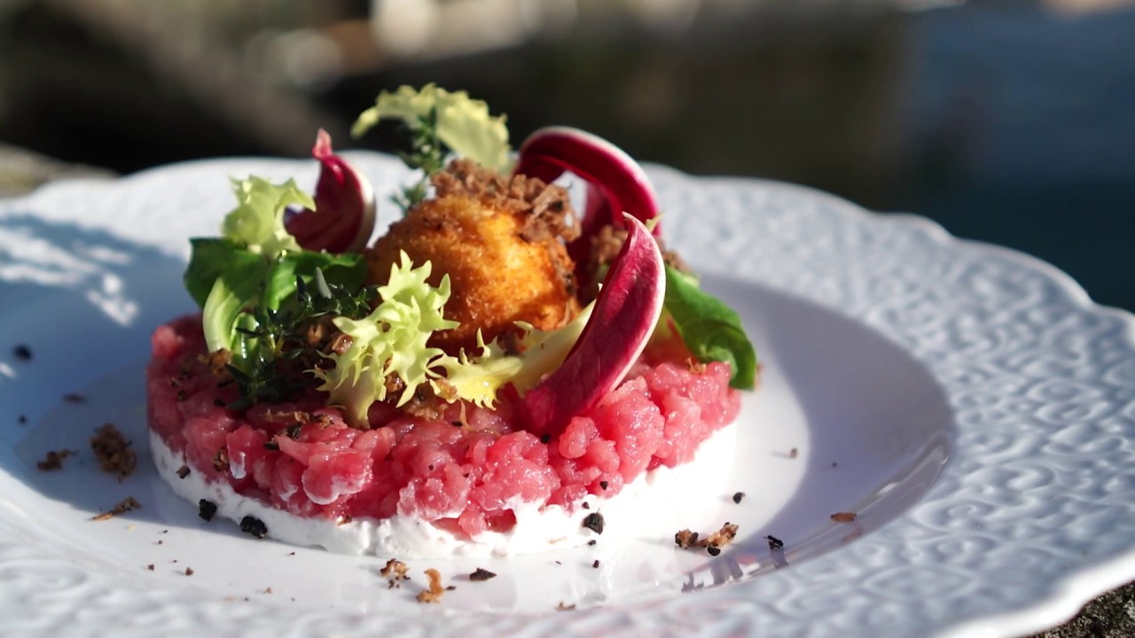 TARTARE di FASSONA con TARTUFO NERO,  ROBIOLA e UOVO
