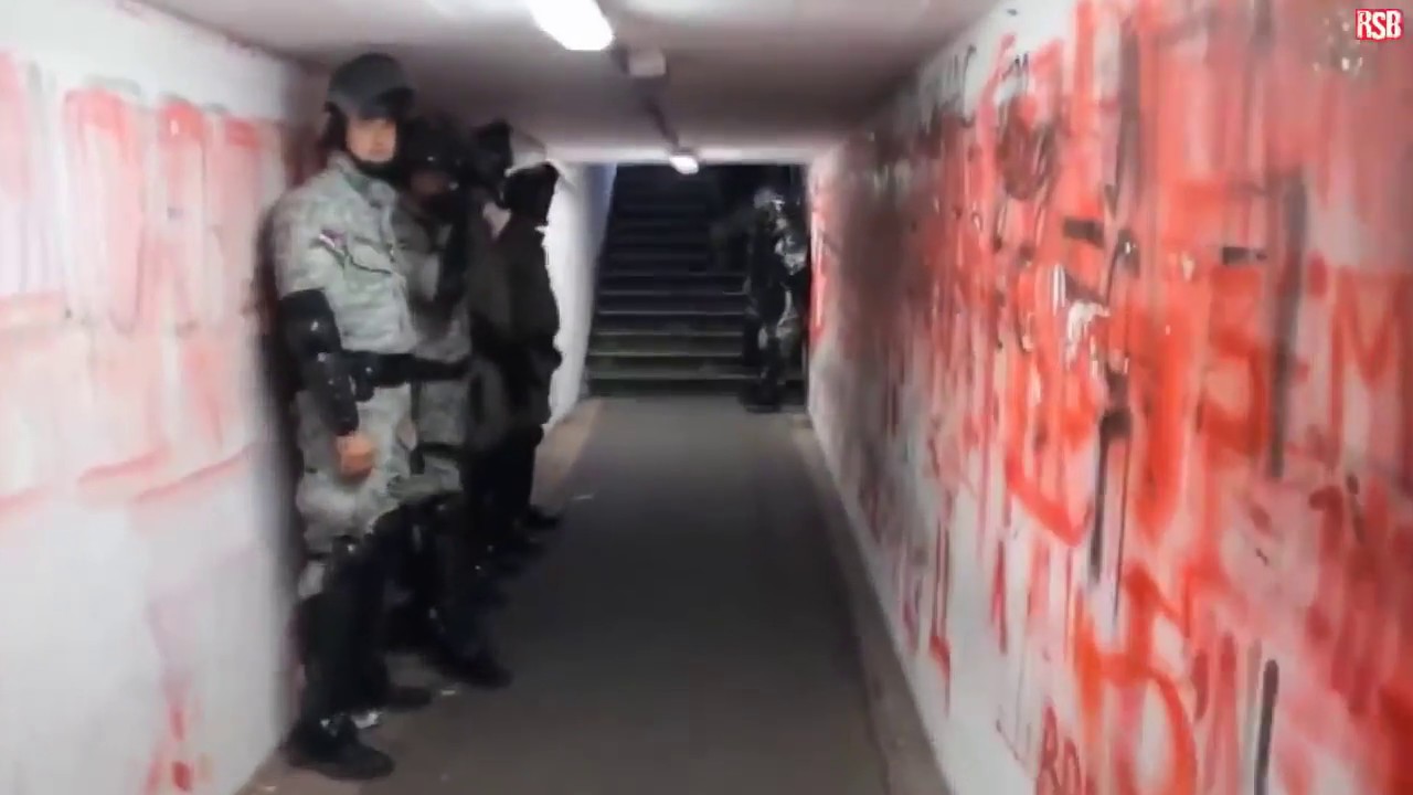 L'ingresso in campo nel tunnel del Marakana di Belgrado al derby Stella Rossa-Partizan