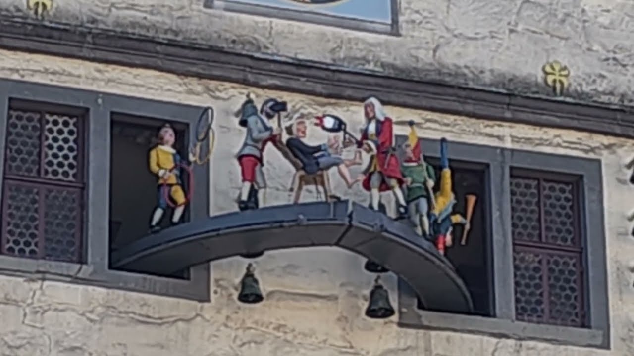 Glockenspiel + Figurenspiel am Rathaus mit Doktor Eisenbart in Hann. Münden an der Märchenstraße