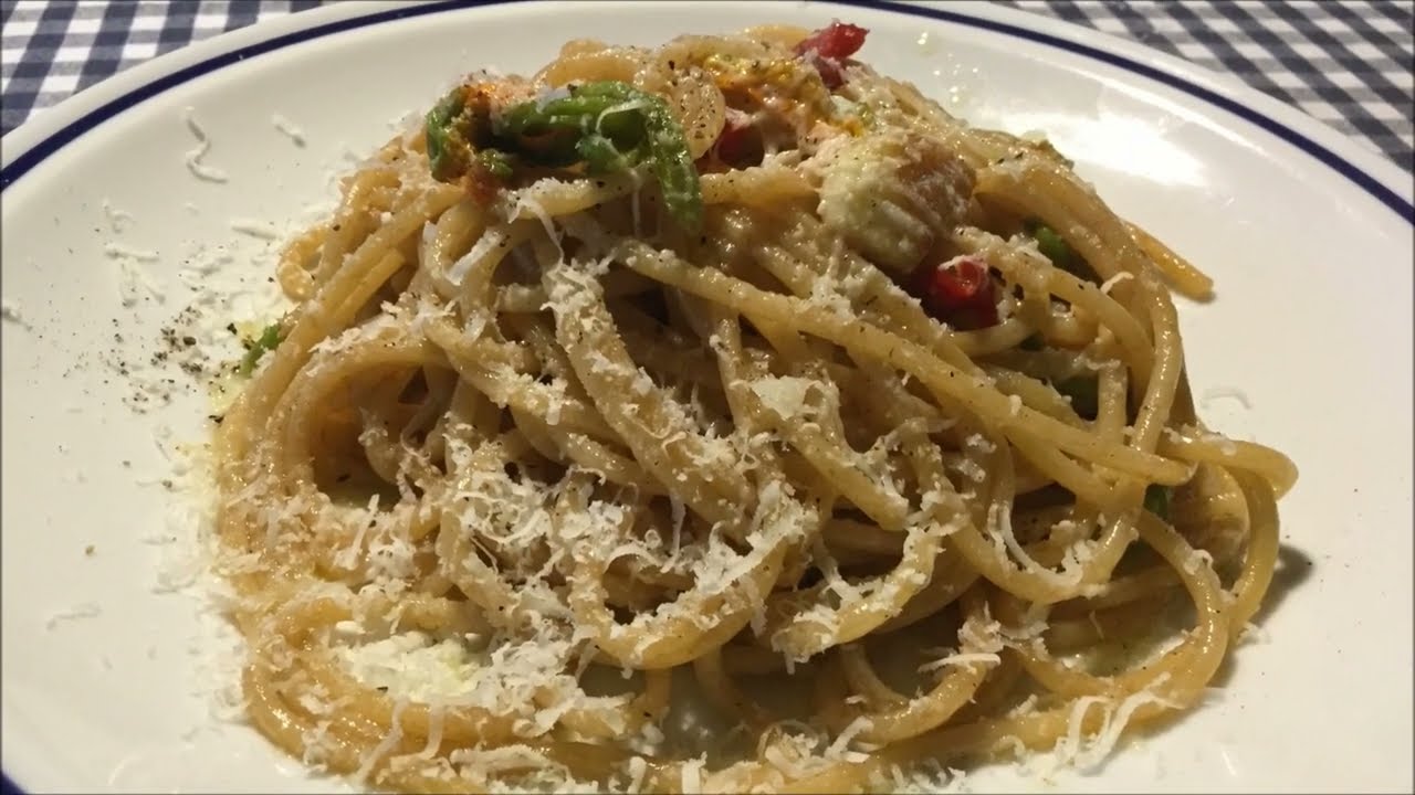 Spaghetti con acciughe e fiori di zucca (videoricetta n° 1111)