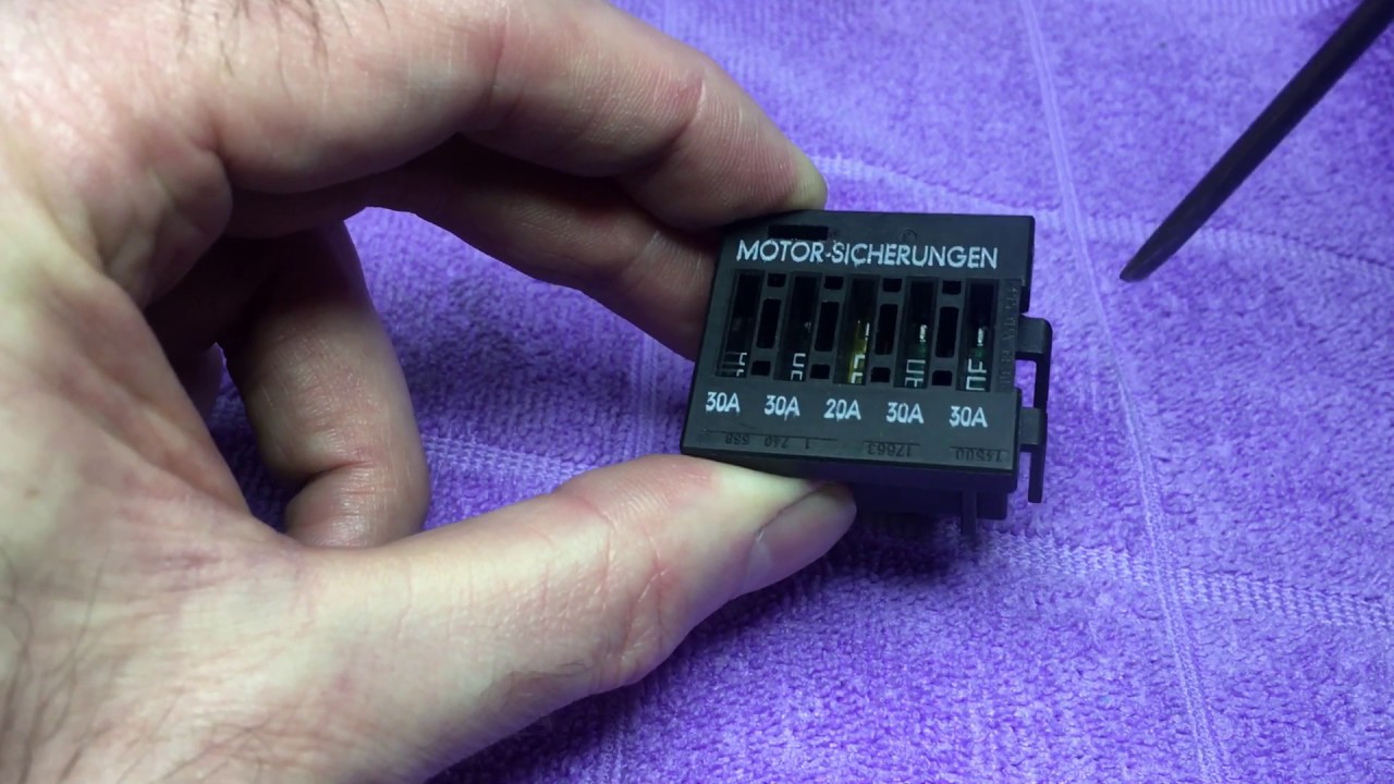BWM E46 Engine Management Fuse Pack - cover removal