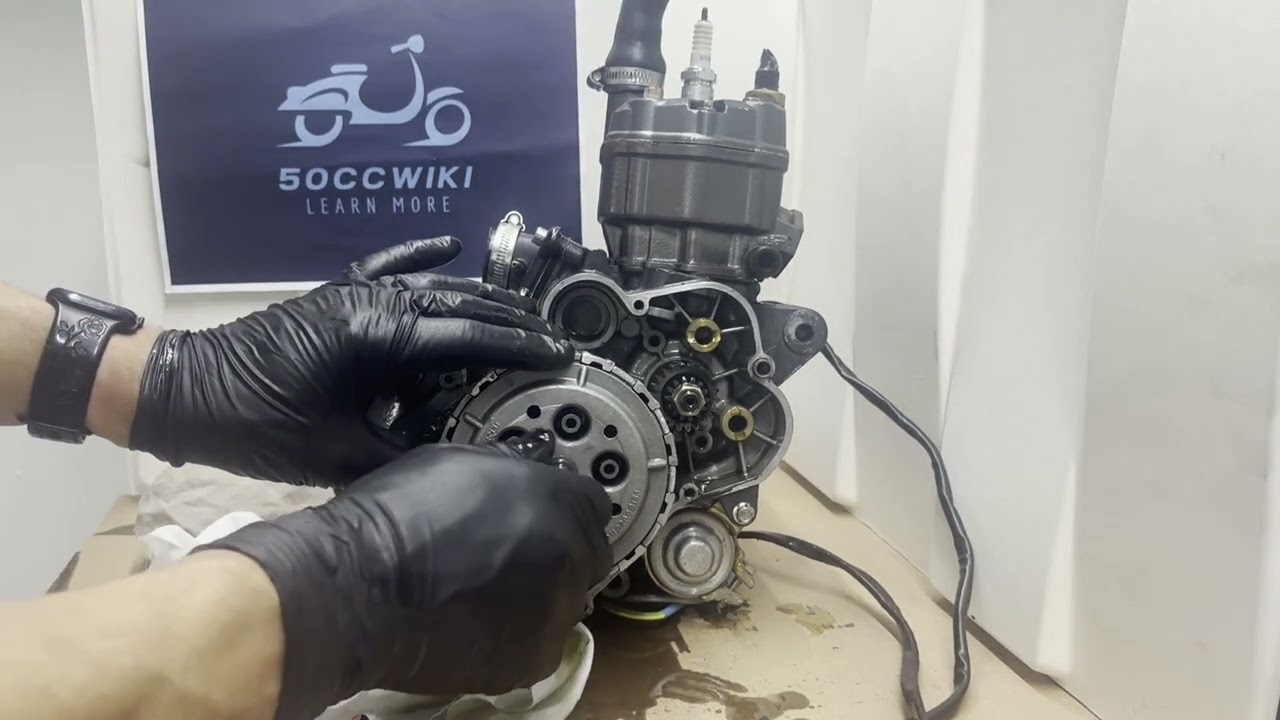 DERBI Tutorial: How to remove the clutch on a D50B0 & EBS/EBE engine and what parts is it